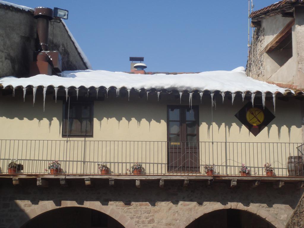 Hotel Cal Sastre Santa Pau Exteriör bild