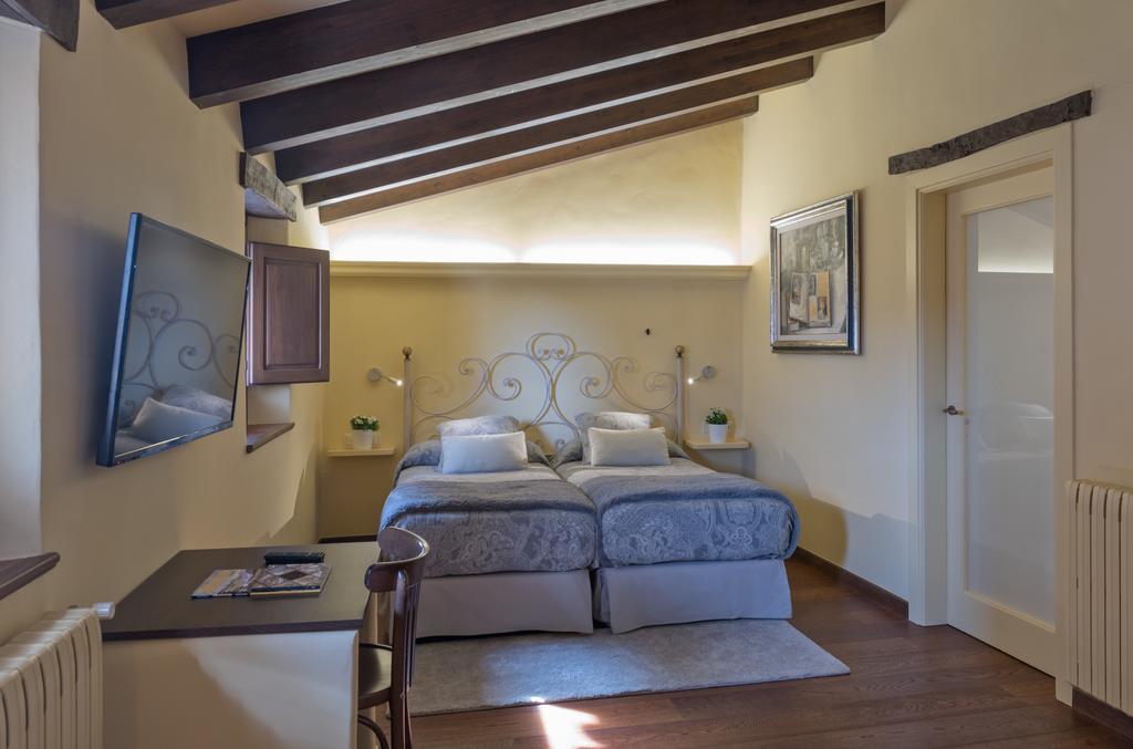 Hotel Cal Sastre Santa Pau Exteriör bild